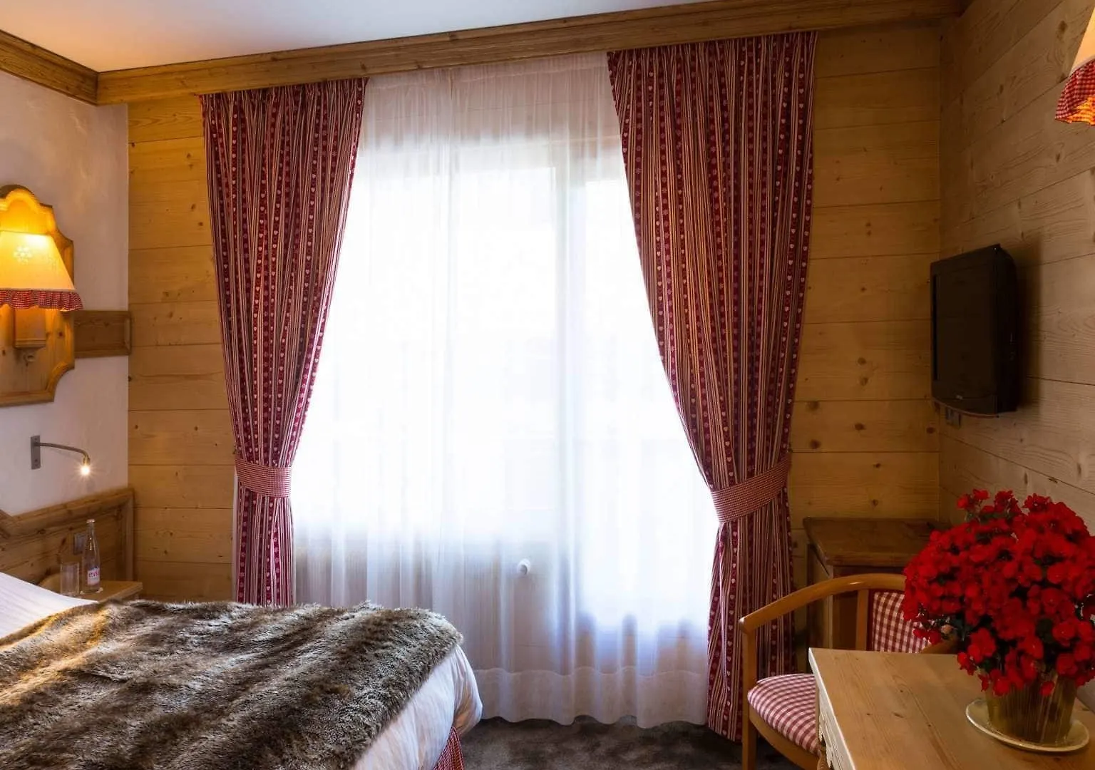Chalet-Hotel Neige Et Roc, The Originals Relais 萨莫安斯